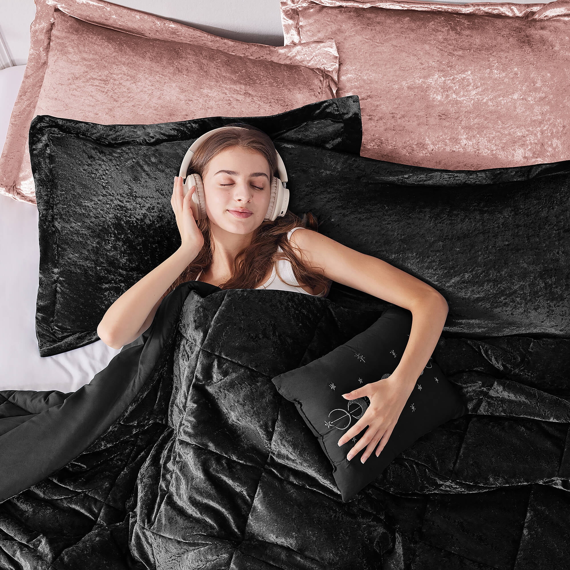 Regency Heights Twin/Twin XL Size Comforter Sets, Velvet Bedding Comforter Set for All Seasons, Black Bedding Set with Decor Pillow for College Dorm, 3-Piece