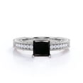 thumbnail image 3 of JeenMata Anillo Compromiso Catedral 4 Puntas, Diamante Negro Lab 1,75 ct Talla Princesa y Moissanita, Borde Milgrain, Pavé Victoriano, Baño Oro Blanco 18 K sobre Plata, 3 of 4