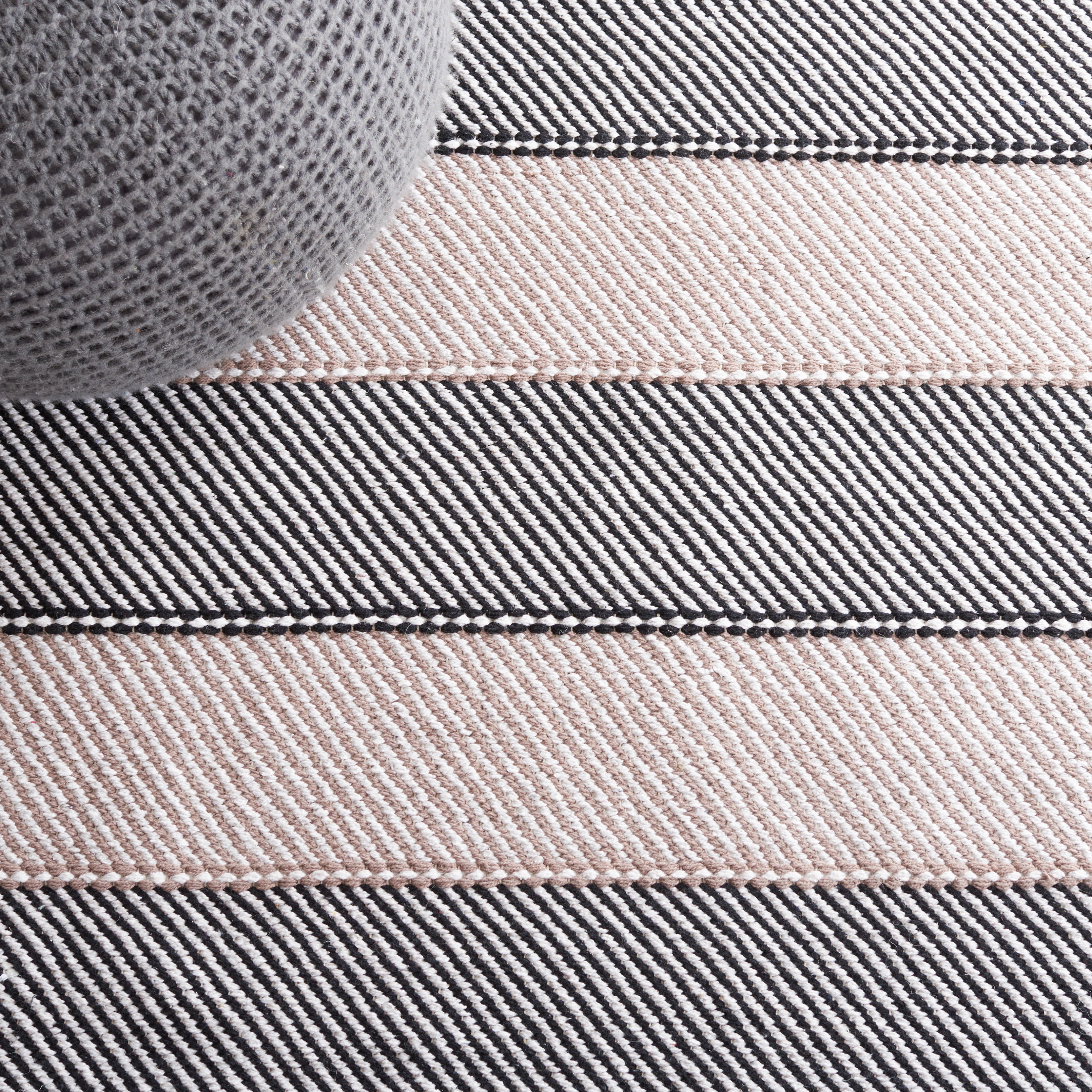 SAFAVIEH Striped Kilim Yadira Striped Cotton Area Rug, Ivory/Black, 4' x 6'