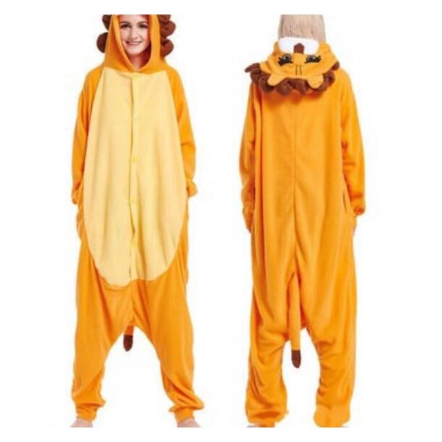 pijama de una pieza con capucha de polar con dibujos animados de pareja de elfos y monstruos de nieve, ropa de casa para actuaciones de animales Pijama enterizo color león con capucha en vistas frontal y posterior; silueta holgada con cierre frontal, tejido polar de poliéster suave, melena de león en la capucha, detalles bordados en la cara, cola cosida y puños elásticos; adecuado como pijama o disfraz para sesiones fotográficas y pequeñas presentaciones.