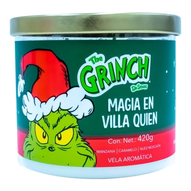 vela aromática the grinch magia en villa quien 420 g multicolor — Frontal, frasco con tapa dorada y etiqueta verde y roja; ilustración del Grinch con gorro navideño y texto "Magia en Villa Quien". Fragancia: manzana, caramelo y nuez moscada; diseño temático y frasco resistente ideal para ambientar interiores; suele usarse también como centro decorativo navideño.