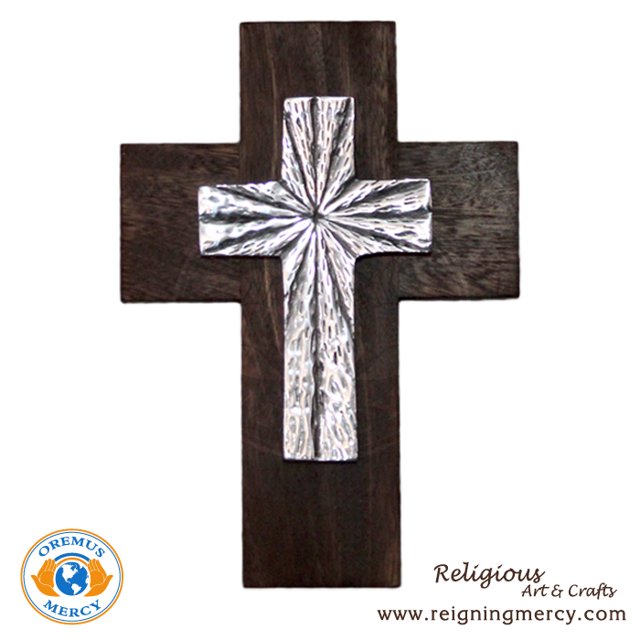 Cruz de peltre de estilo moderno sobre roble Oremus Mercy 16-153-65