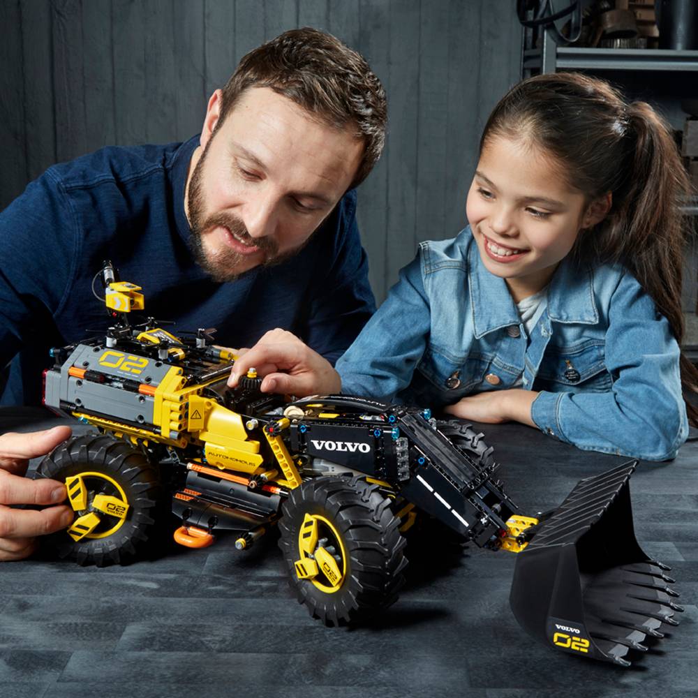LEGO Technic Volvo Concept Wheel Loader ZEUX 42081 - image 3 of 7
