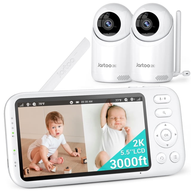 monitor de vídeo para bebés jartoo 2k con 2 cámaras, 3000 pies de alcance, 5.5 pulgadas pantalla dividida frontal mostrando dos vistas 2K: monitor blanco de 5.5" con botones físicos a la derecha, pantalla con dos bebés, dos cámaras esféricas Jartoo 2K blancas con antena y soporte al fondo; también adecuado para supervisar dos habitaciones pequeñas.