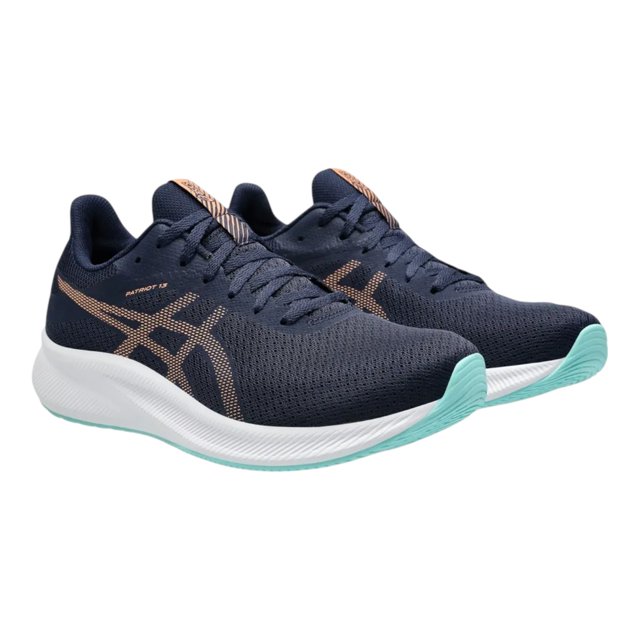 tenis asics patriot para hombre color negro modelo 1011b485411 par en vista 3/4, malla negra con refuerzos sintéticos y logo ASICS tono cobre, cordones planos, entresuela blanca con amortiguación EVA y suela de goma verde menta; aptos para running y entrenamiento diario.