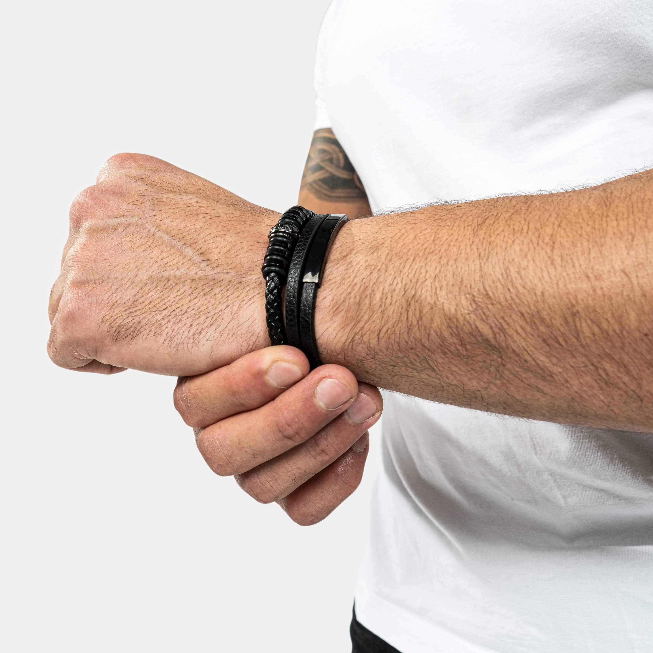 SERASAR Leather Bracelet for Men "Shine" with stainless steel magnetic closure, Black 23cm, including gift box