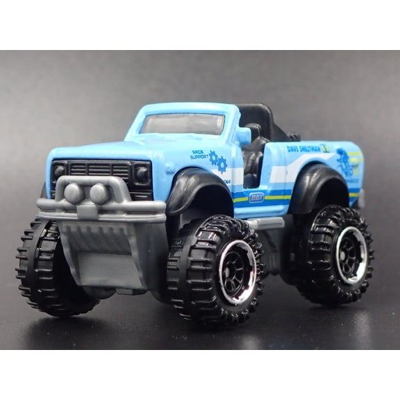 Open Box INTERNATIONAL SCOUT 4X4 BLUE 1:64 SCALE COLLECTIBLE DIORAMA DIECAST MODEL CAR