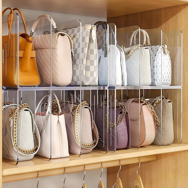 armario de almacenamiento de bolsos, divisor estante de acrílico transparente en estante de madera, vista frontal con dos filas de divisores formando compartimentos verticales que contienen bolsos de mano organizados; acabado claro, montaje sencillo sin herramienta, diseño que ahorra espacio para clósets y escritorios, también adecuado para guardar carteras y ropa pequeña.