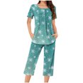 thumbnail image 2 of Puntoco Ropa de dormir para mujer Conjunto de pijama con estampado navideño, cuello redondo, botones, manga corta y pantalón con bolsillos y cintura elástica, 2 of 5