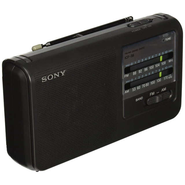 radio portátil sony icf38 am/fm con control de tono negro, vista 3/4 frontal, cuerpo rectangular negro con rejilla de altavoz y logo Sony plateado, sintonizador analógico con escala FM/AM y LED de sintonía, interruptor deslizante de banda y control de tono, antena telescópica; requiere 4 pilas AA y a menudo se usa como radio portátil para habitaciones o viajes cortos.