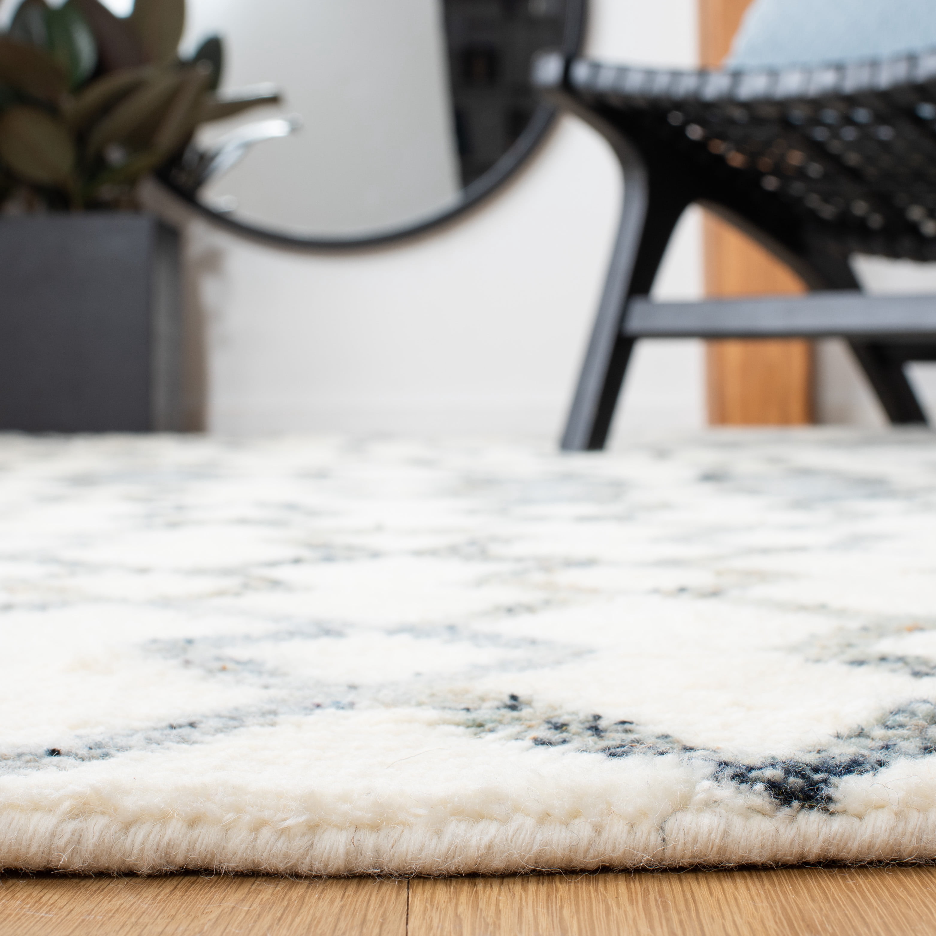 SAFAVIEH Casablanca Bronagh Geometric Area Rug, Ivory/Grey, 4' x 6'