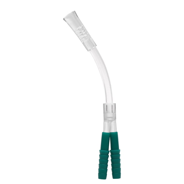 accesorios para generadores de oxígeno: tubo de oxígeno desechable de 3 vías y conector en t, vista frontal centrada de tubo transparente curvado con conector en T y dos salidas verdes estriadas, largo aprox. 12 cm, material de polímero médico; diseñado para conectar un concentrador o ventilador y suministrar oxígeno a dos usuarios simultáneamente.