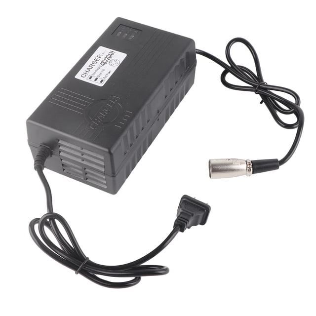 cargador de batería sincero para scooter de movilidad eléctrica enchufe estadounidense 100-240v 48v 2.5a vista 3/4 de un cargador rectangular negro Sincero con carcasa ABS y rejillas de ventilación, etiqueta de especificaciones en la tapa, cable con conector XLR metálico y cable con clavija EE. UU.; LED rojo indica cargando y LED verde carga completada; suele usarse como reemplazo doméstico para scooters de movilidad.