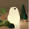 thumbnail image 3 of Luz nocturna USB de silicona con forma de oso blanco para dormitorio infantil | Bonita lámpara de noche LED con enganche a presión y carga USB para dormir y la guardería., 3 of 5