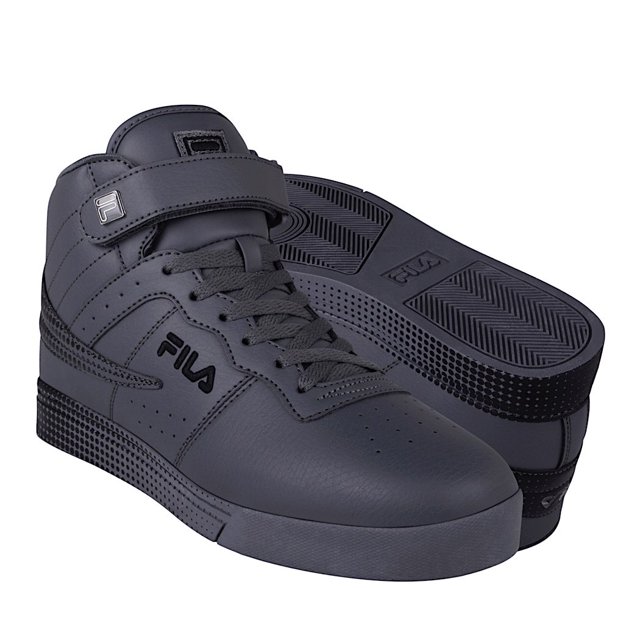 tenis hombre fila vulc 1fm01750051 simipiel gris botín alto gris con correa de velcro y cordones; logo FILA en costado, corte alto con lengüeta acolchada, suela vulcanizada texturizada y simipiel con perforaciones decorativas; vista 3/4 frontal mostrando par sobre fondo neutro, también suele usarse como calzado casual para cancha y ciudad.