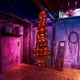 thumbnail image 1 of Decoración inflable de Halloween víctima con cordón luminoso y bomba, cuerpo falso espeluznante, rojo, 1 of 3