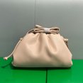 thumbnail image 2 of Bolso de nube con clip plisado, bolso pequeño para mujer, versión coreana 2023, nuevo bolso rojo de red para mujer, bolso de hombro, bolso de mensajero, albaricoque uno, 2 of 2