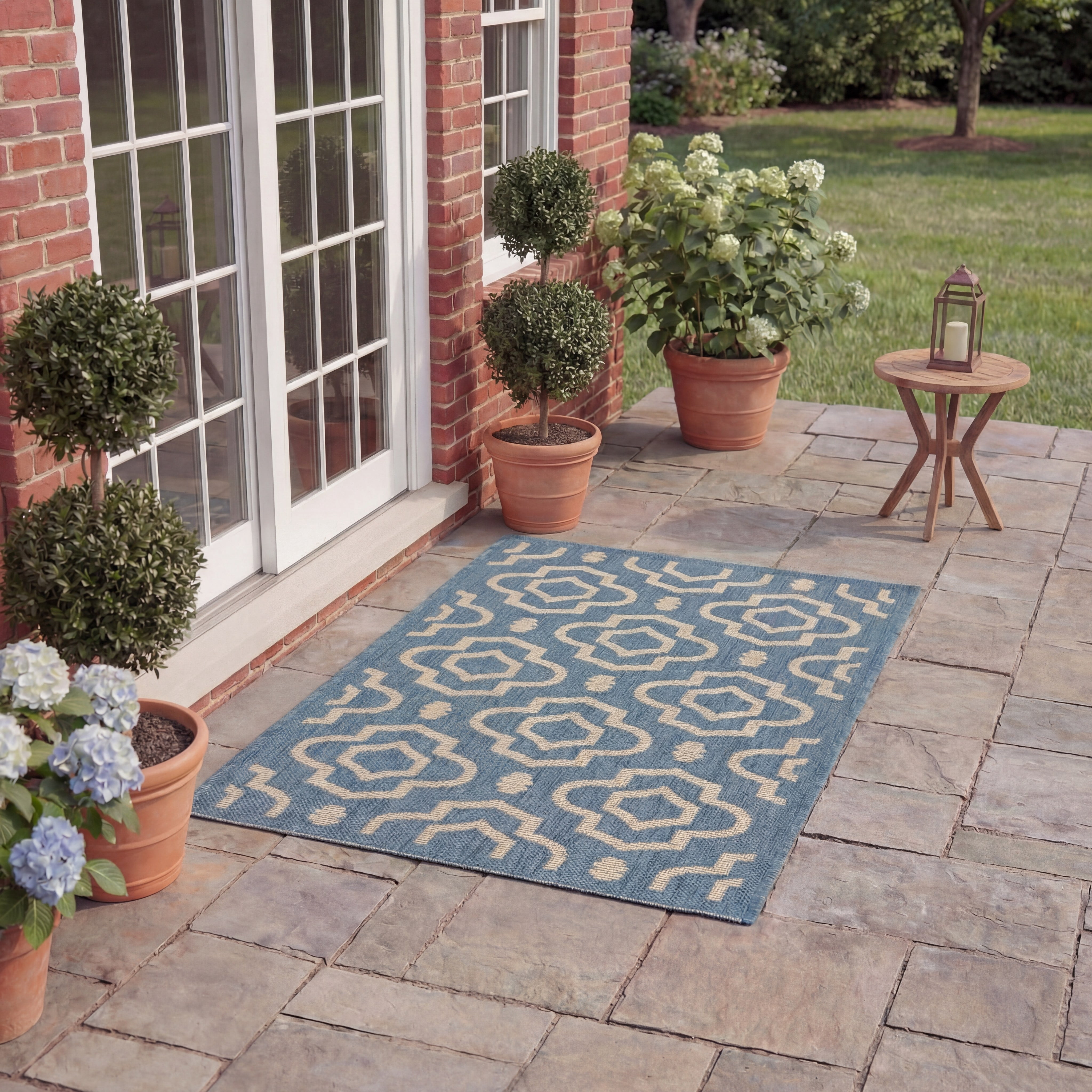 Safavieh Courtyard Lavern Geometric Indoor/Outdoor Area Rug, Blue/Beige, 4' x 5'7"