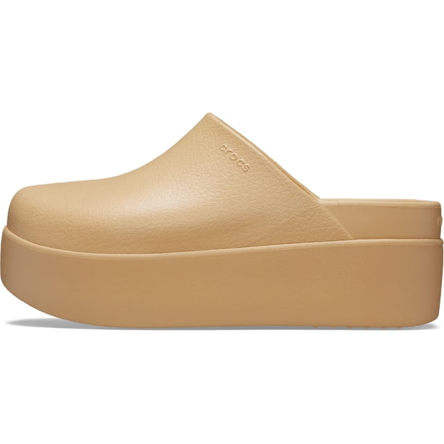 zapatos crocs dylan clog mule platform para mujer, talla 8 beige; vista lateral centrada de zueco mule con plataforma elevada, puntera cerrada y talón abierto, parte superior con textura granulada tipo piel y suela de plataforma continua en tono trigo, logo Crocs en relieve junto al empeine; a menudo usado como calzado casual para salidas diarias.