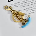 thumbnail image 2 of Llavero con colgante en forma de caracol, concha dorada y aleación azul, 2 of 2
