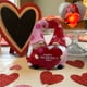 thumbnail image 1 of Estatua de pareja de enanos para San Valentín | Decoración romántica de mesa de resina con corazón y rosa | Adorno para el hogar y la oficina | 12 x 15 cm, 1 of 6