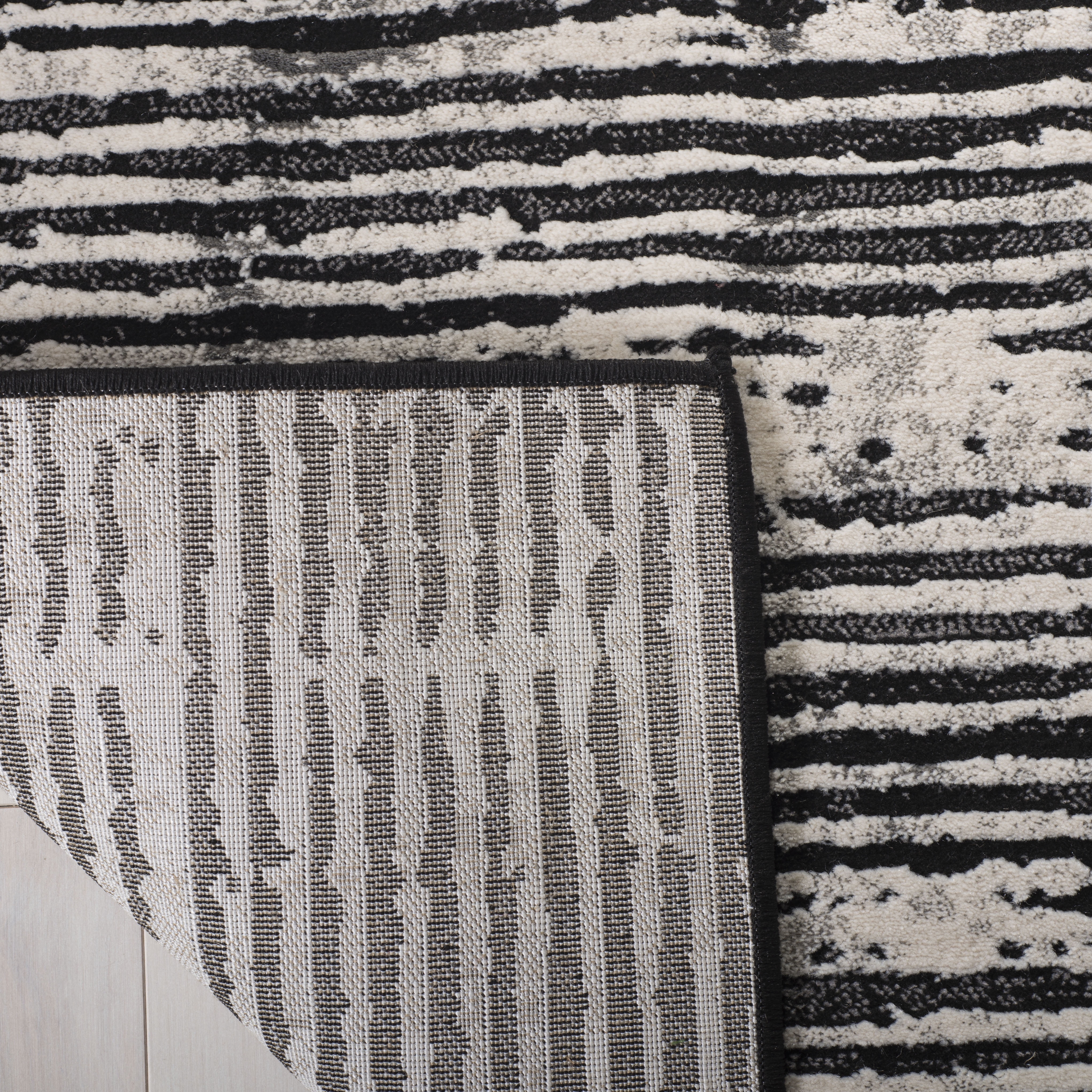 Safavieh Lurex 6'7" Round Rug in Black and Gray