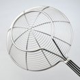 thumbnail image 4 of Colador de espumadera de acero inoxidable, espumadera de alambre con malla en espiral, cucharón de cuchara de espumadera con mango de grado profesional para chips de Pasta, 4 of 5