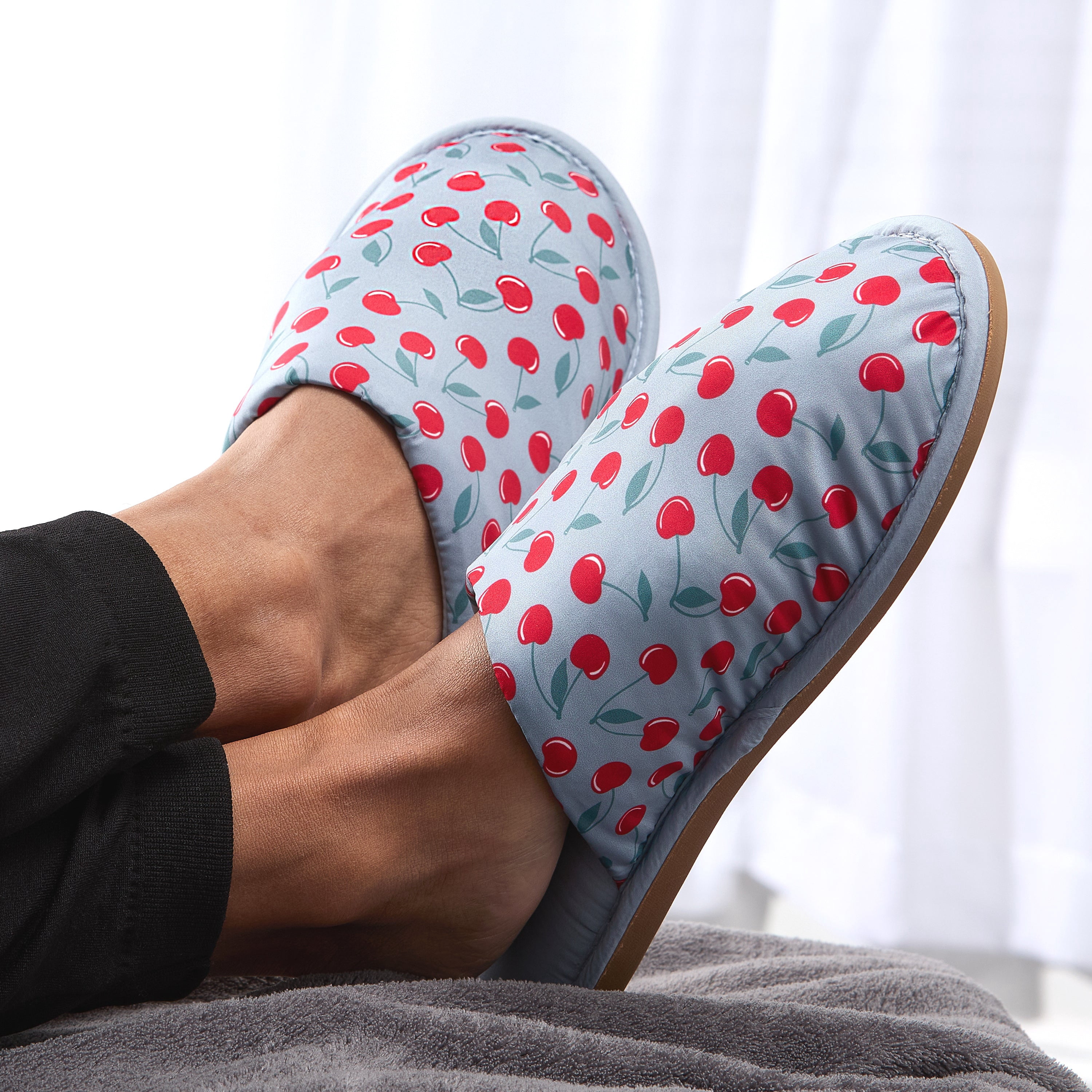 Fruit of the Loom Women's Nylon Padded Slippers