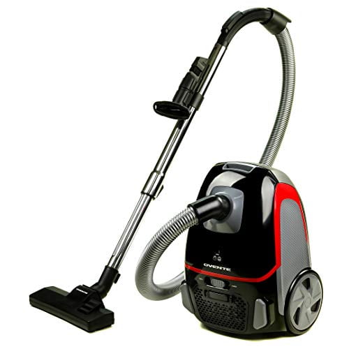 aspiradora vertical de bote ovente con potente succión de 1400 w, tubo telescópico y enrollador de cable automático, máquina de limpieza ligera para pisos duros y alfombras, color negro st1600b Vista 3/4 de la OVENTE ST1600B negro con detalles rojos; cuerpo compacto sobre ruedas, manguera flexible acoplada a tubo telescópico cromado y boquilla plana para pisos. Se muestran panel frontal con rejilla, control de succión y rebobinador de cable; incluye boquilla para ranuras y cepillo para tapicería, también adecuada para limpieza interior de autos.