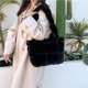 thumbnail image 2 of Bolso Fuzzy Con Asa Superior Lindo Suave Y Nube Clip Felpa Cruzado Un Hombro para Mujer (), 2 of 9