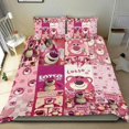 thumbnail image 1 of Oso de Fresa Lotso Conjunto de sábanas temático, trío de piezas, cómodo y amigable con la piel, diseño único, regalo de decoración para el hogar para familiares, amigos y fans, 90 cm * 190 cm, 1 of 6