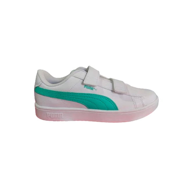tenis puma rickie classic v niño 39425302 blanco con franja lateral turquesa, vista lateral derecha centrada; corte sintético blanco, cierre de dos tiras de velcro, suela blanca con logo PUMA en relieve en el talón, perfil bajo, ideal para uso deportivo y diario.