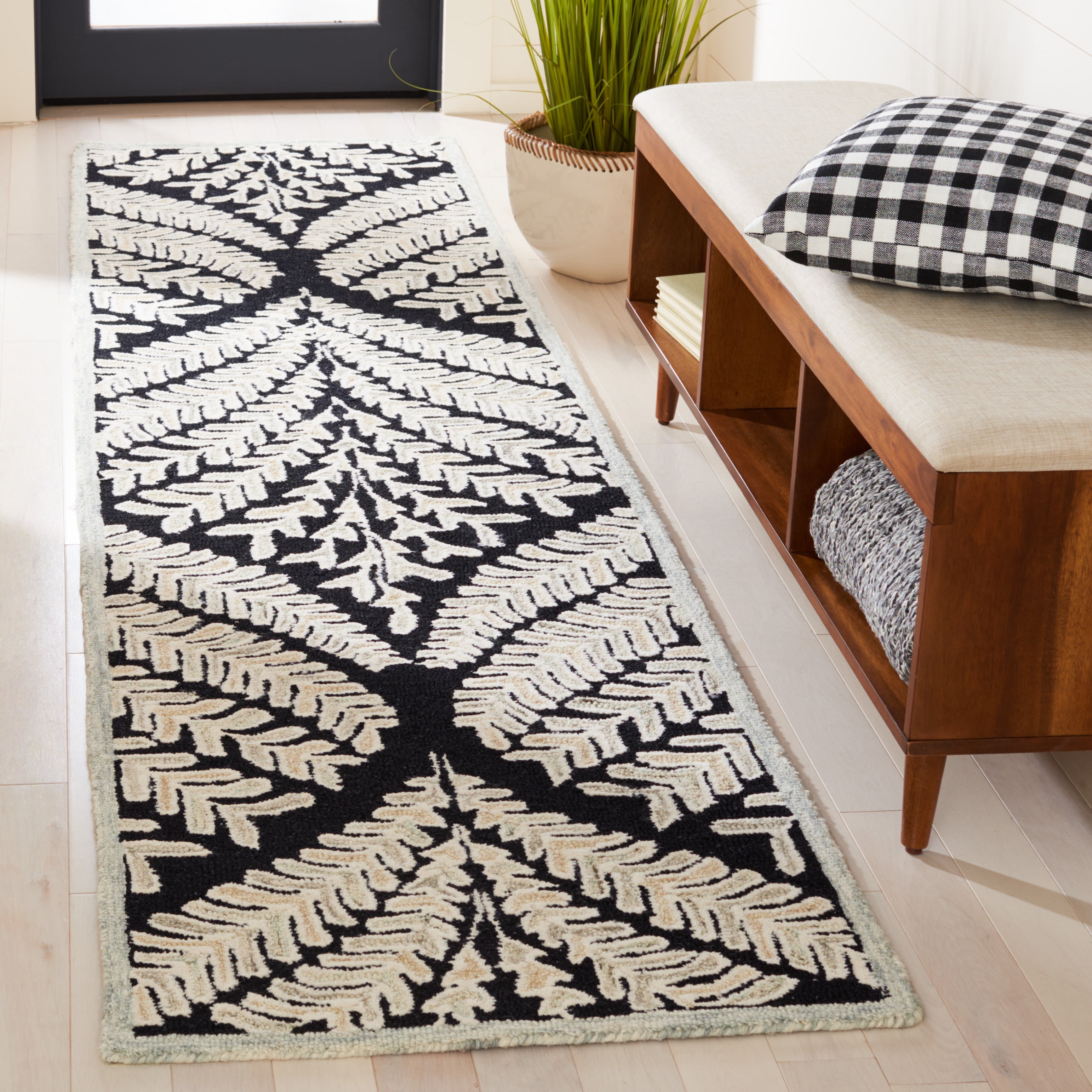 SAFAVIEH Capri Proinsias Leaves Wool Runner Rug, Black/Ivory, 2'3" x 7'