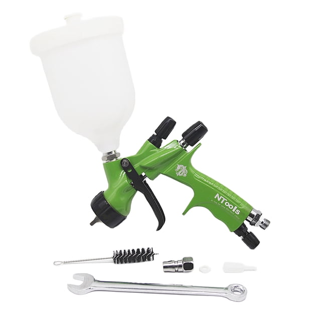 pistola de pintura por gravedad 600ml S-Road verde, boquilla 1.3mm para acabados detallados; vista lateral centrada con depósito superior blanco, gatillo negro, reguladores y racores cromados, incluye llave, cepillo de limpieza y adaptador; ideal para talleres y reparaciones automotrices y a menudo usada para retoques finos.
