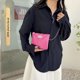 thumbnail image 3 of Bolso de mujer PU Bolso de hombro simple Bolso de mensajero cuadrado de color sólido (Rosa roja) Sywqhk Para Estrenar, 3 of 6