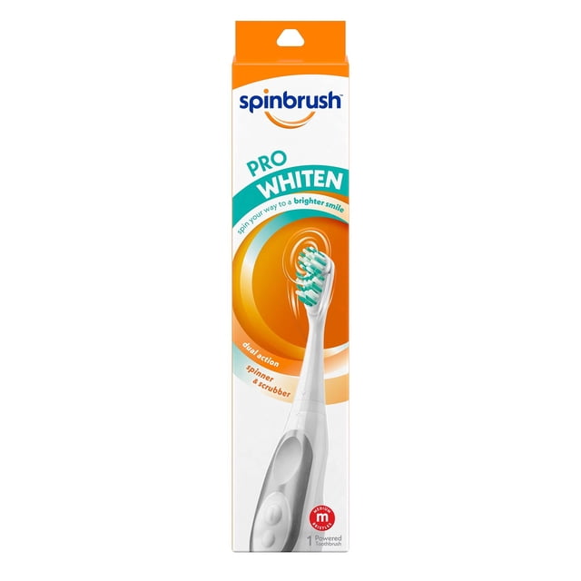 spinbrush pro whiten, cepillo de dientes a batería para adultos, cerdas medianas, pilas incluidas — Caja frontal vertical blanca y naranja con el mango plateado y botón del cepillo visible; cabezal de doble acción con cerdas blanqueadoras y placa deslizante; incluye dos pilas AA según especificación; también apto para viajes cortos.