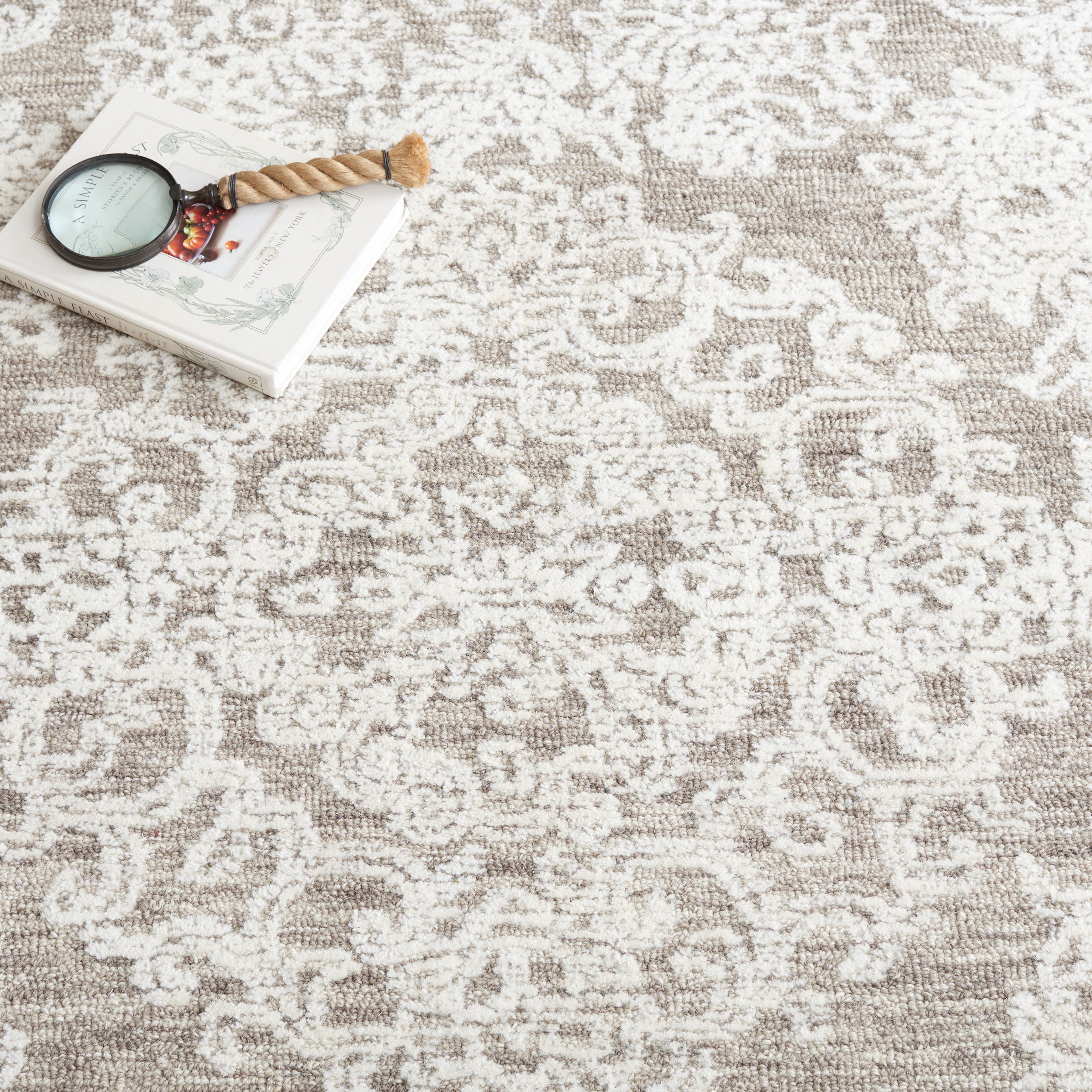 SAFAVIEH Ebony Ailbhe Traditional Area Rug, Ivory/Dark Grey, 3' x 5'