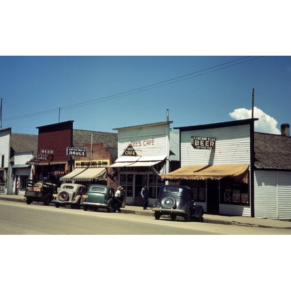 Idaho : Rue Principale, 1941. /Na Rangée de Vitrines le Long de la Rue Principale en Cascade, Idaho. Photographie par Russell Lee, Juillet 1941. Affiche Imprimée par (18 x 24)