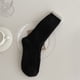 thumbnail image 1 of Xiao Hua Calcetines retro gruesos y cálidos, 3 pares de calcetines casuales negros de talla única en contraste para el hogar, adecuados para calcetines cálidos de pelo diario y festivos., 1 of 5