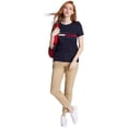 thumbnail image 2 of Camiseta Tommy Hilfiger para mujer, corte regular, logotipo bordado, 2 of 5