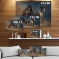 thumbnail image 2 of Designart - Course de Chevaux Noir et Blanc - Animaux photographyPrint sur Toile Enveloppée, 2 of 3
