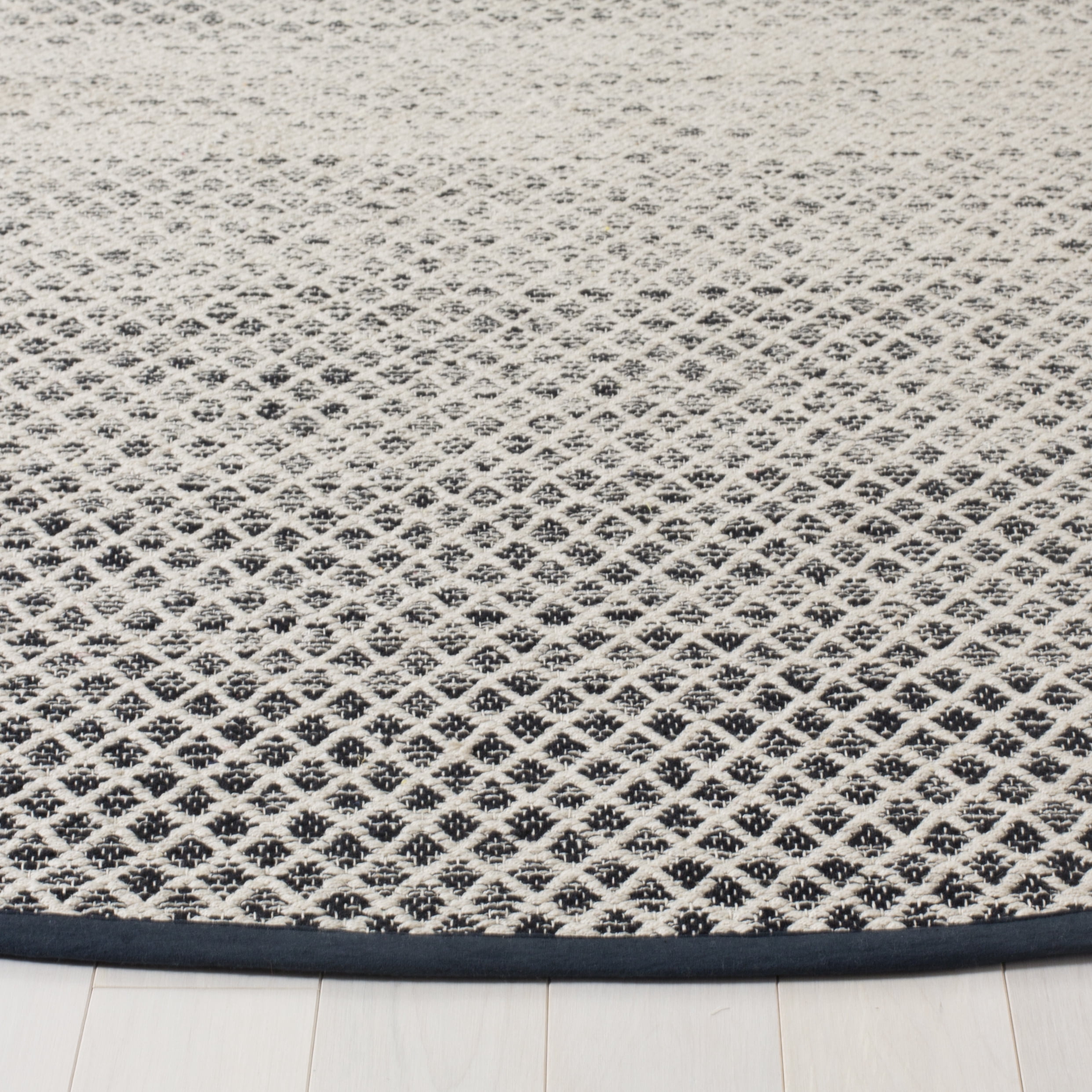 SAFAVIEH Montauk Vaughn Geometric Cotton Area Rug, Black/Ivory, 4' x 4' Round