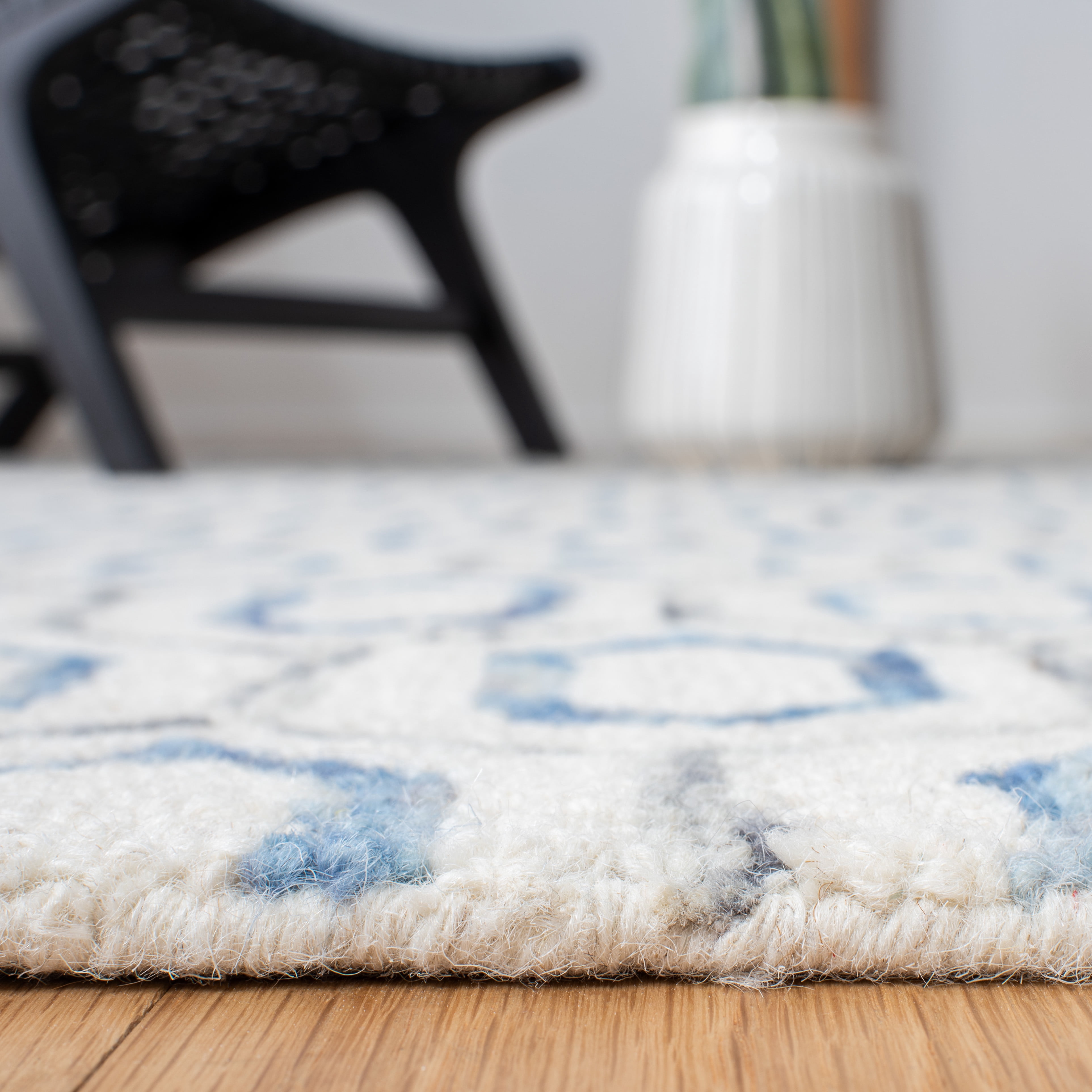 SAFAVIEH Metro Jessamine Geometric Area Rug, Ivory/Blue, 6' x 6' Round