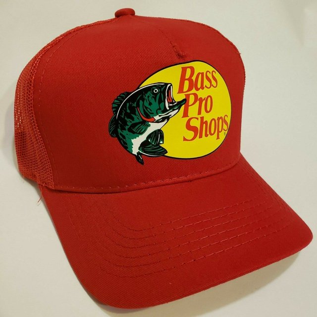 bass pro shops - gorra de malla para camionero rojo con parche frontal amarillo que muestra el logo Bass Pro Shops y gráfico de pez, visera curva, copa frontal de tela sólida y panel trasero de malla, vista 3/4 sobre fondo neutro; apta para hombre y mujer y adecuada como gorra casual para actividades al aire libre.