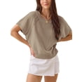 thumbnail image 2 of Jersey Yeokou para mujer, manga corta, cuello redondo, color caqui, 2 of 4