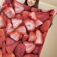 thumbnail image 2 of Manta de tiro con patrón de fresa, poliéster que no destiñe, cómoda, cálida y fina manta para dormir para dormitorio de 47,2 x 59,1 pulgadas, 2 of 5