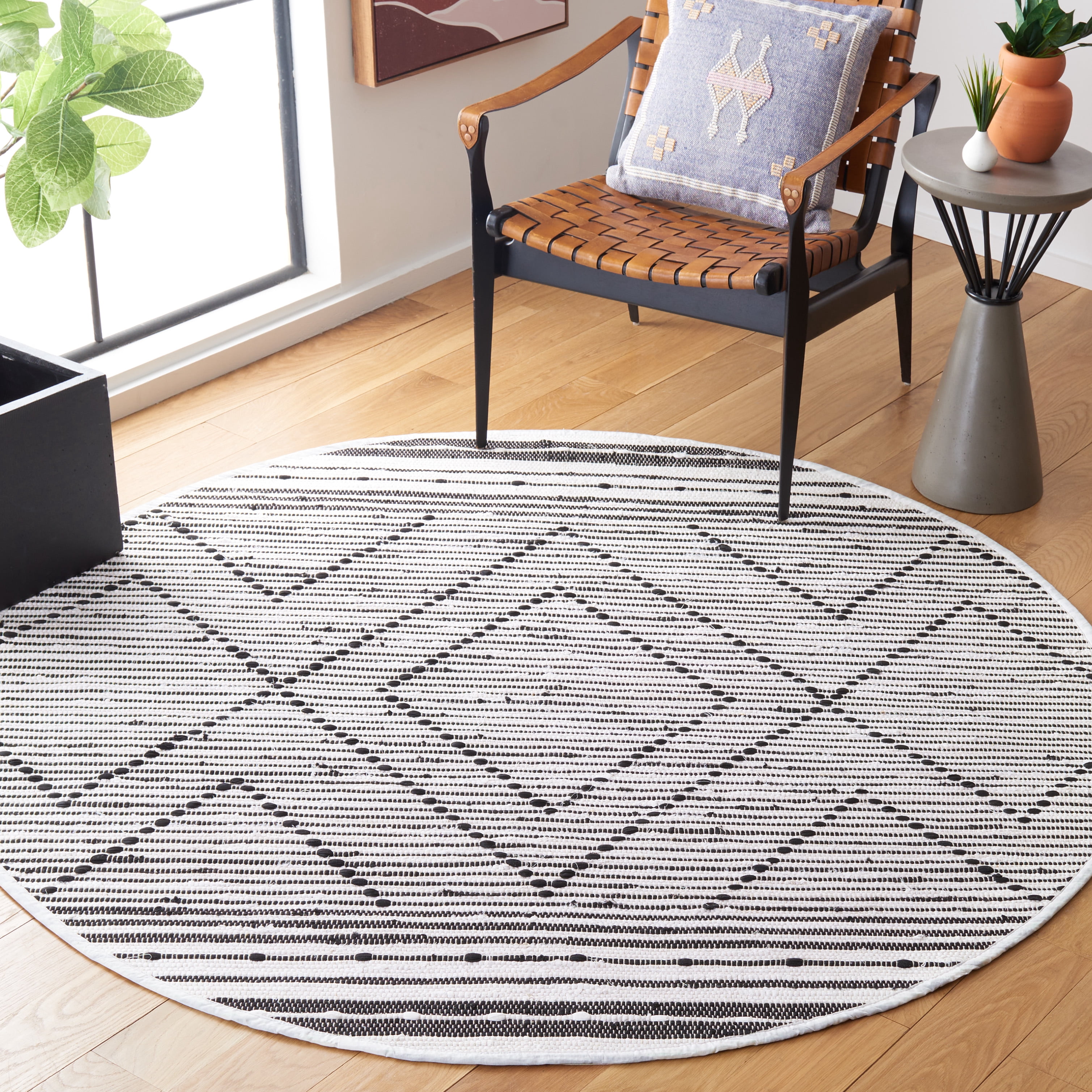 SAFAVIEH Striped Kilim Isaija Striped Cotton Area Rug, Black/Ivory, 6' x 6' Round