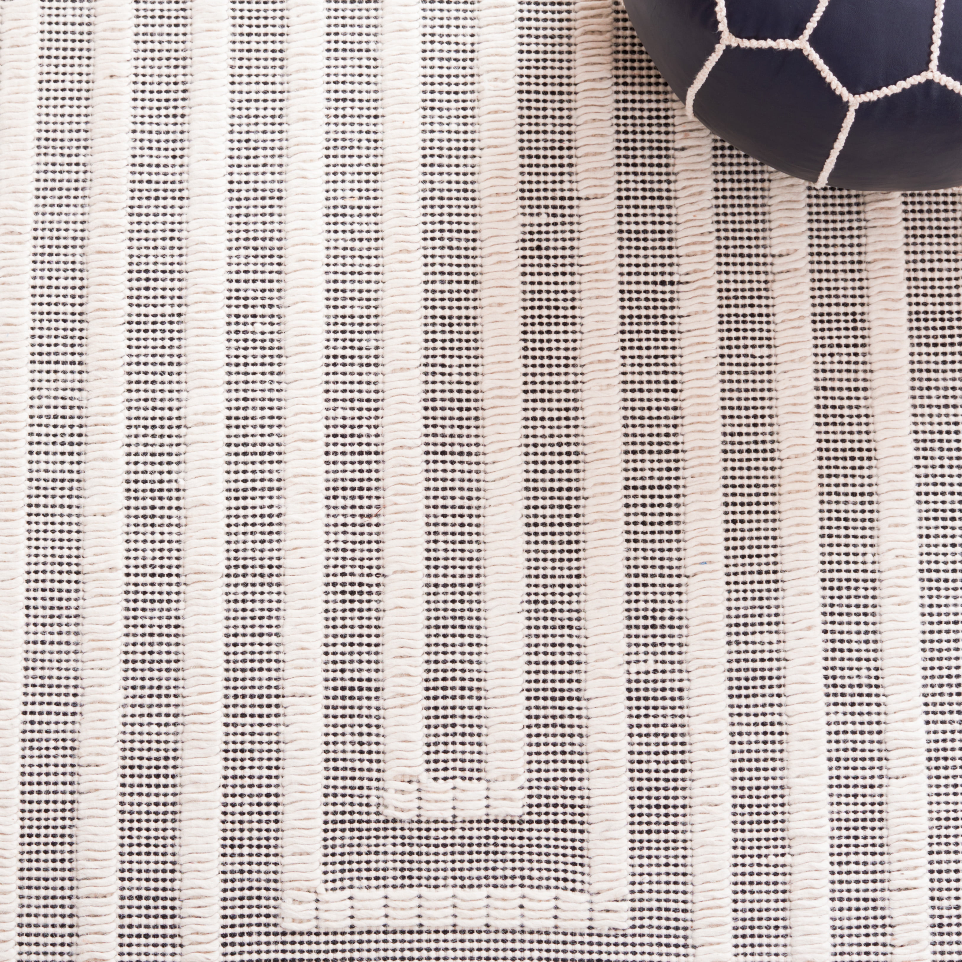 SAFAVIEH Natura Allen Bordered Area Rug, Black/Ivory, 5' x 8'