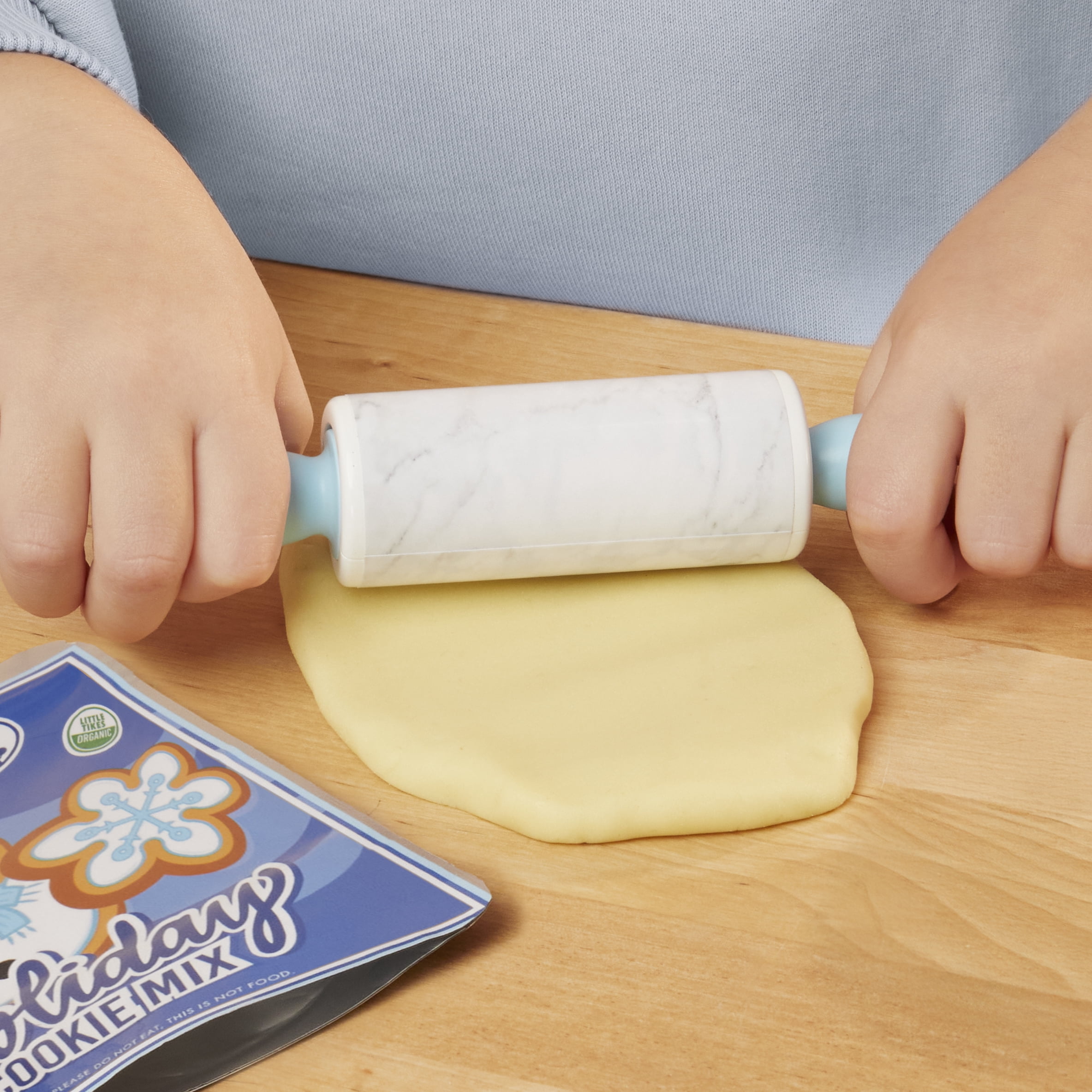 Little Tikes Creative Chefs Holiday Cookies Kit, with Make-It Mix Play Sand, Ages 3+