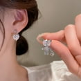 thumbnail image 4 of Pendientes de oso de circonitas asimétricas en forma de corazón con agujas de plata pendientes de moda de temperamento de alta sensación, 4 of 5